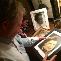 Nelson_Freire_segurando_um_retrato_de_Lucia_Branco_thumb